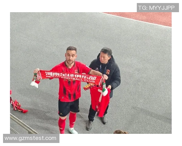 足球巨星致敬军礼展现尊崇精神与体育竞技完美融合