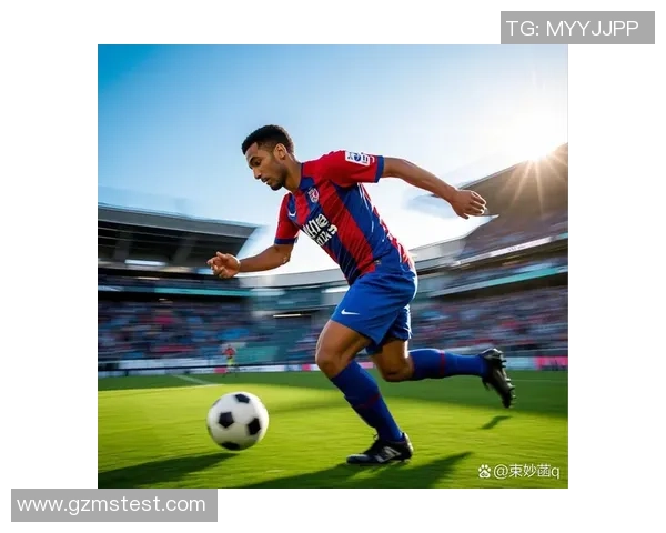 足球球星帅气低头瞬间展现独特魅力与坚毅眼神引领球迷热潮